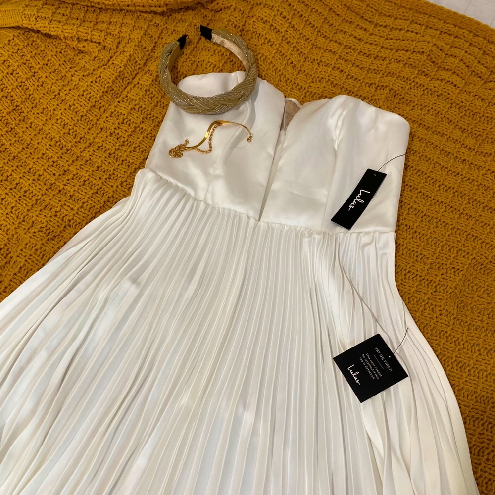 Lulu’s ivory strapless dress